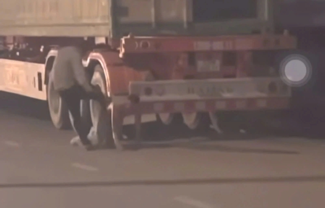 Sau va chạm giao th&ocirc;ng, 2 t&agrave;i xế lao v&agrave;o nhau với k&eacute;o v&agrave; rựa- Ảnh 1.