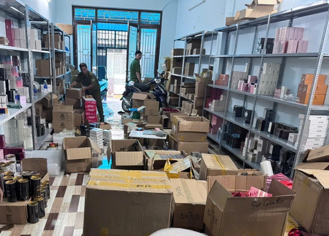 C&ocirc;ng an TP . HCM triệt ph&aacute; đường d&acirc;y bu&ocirc;n b&aacute;n mỹ phẩm giả quy m&ocirc; lớn tr&ecirc;n mạng - Ảnh 2.