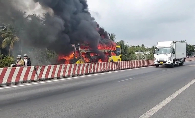 Ch&aacute;y xe kh&aacute;ch giường nằm gần cầu Cổ Chi&ecirc;n, nhiều người hốt hoảng- Ảnh 1.