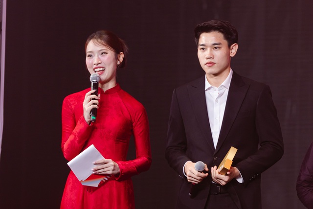 Đ&igrave;nh Bắc t&aacute;i hiện khoảnh khắc ăn mừng tr&ecirc;n s&acirc;n khấu WeChoice Awards, &lsquo;cương quyết&rsquo; kh&ocirc;ng chịu h&eacute; lộ b&iacute; mật&hellip;- Ảnh 1.