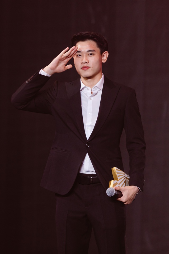 Đ&igrave;nh Bắc t&aacute;i hiện khoảnh khắc ăn mừng tr&ecirc;n s&acirc;n khấu WeChoice Awards, &lsquo;cương quyết&rsquo; kh&ocirc;ng chịu h&eacute; lộ b&iacute; mật&hellip;- Ảnh 4.