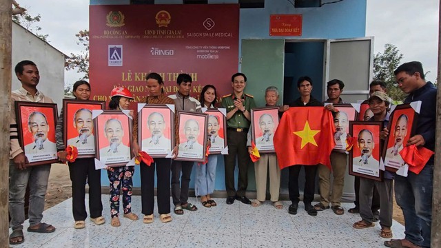 C&ocirc;ng an tỉnh Gia Lai b&agrave;n giao 23 căn nh&agrave; đại đo&agrave;n kết cho hộ đặc biệt kh&oacute; khăn - Ảnh 2.