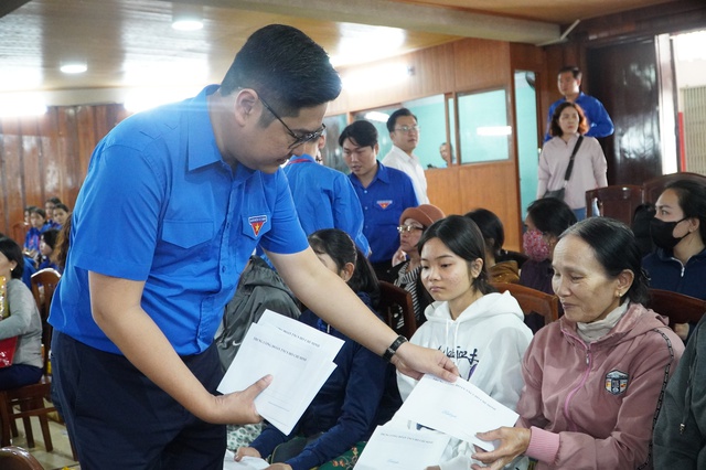 Xu&acirc;n bi&ecirc;n giới - Tết biển đảo sưởi ấm v&ugrave;ng b&atilde;o lũ Gia Lai- Ảnh 4.