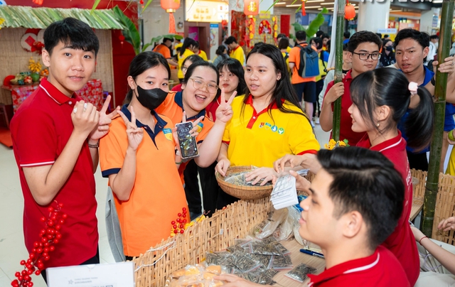 Tết 'ấm' từ nh&agrave; trường- Ảnh 1.