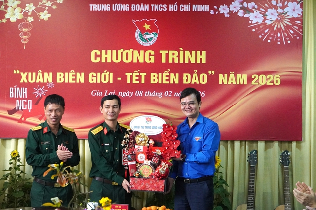 Xu&acirc;n bi&ecirc;n giới - Tết biển đảo sưởi ấm v&ugrave;ng b&atilde;o lũ Gia Lai- Ảnh 5.