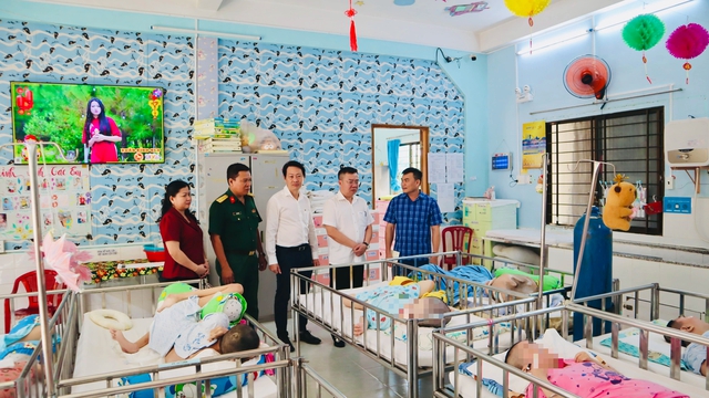 L&atilde;nh đạo TP.HCM thăm, ch&uacute;c tết c&aacute;c trung t&acirc;m chăm s&oacute;c trẻ em đặc biệt - Ảnh 3.