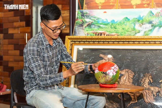 'Vẽ tết' l&ecirc;n tr&aacute;i dừa, kỹ sư trẻ ở Quảng Trị khoe t&agrave;i, kiếm th&ecirc;m tiền triệu- Ảnh 1.