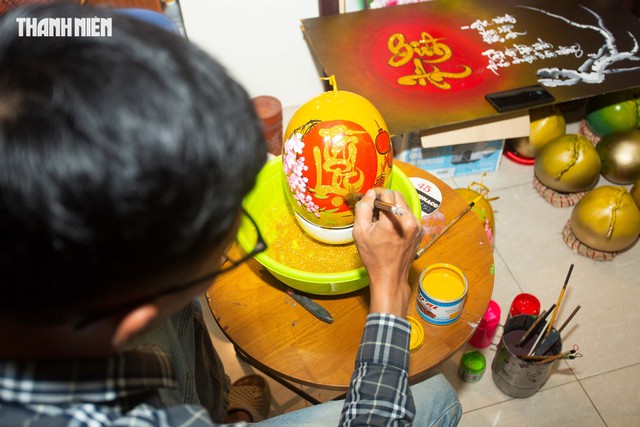 'Vẽ tết' l&ecirc;n tr&aacute;i dừa, kỹ sư trẻ ở Quảng Trị khoe t&agrave;i, kiếm th&ecirc;m tiền triệu- Ảnh 6.