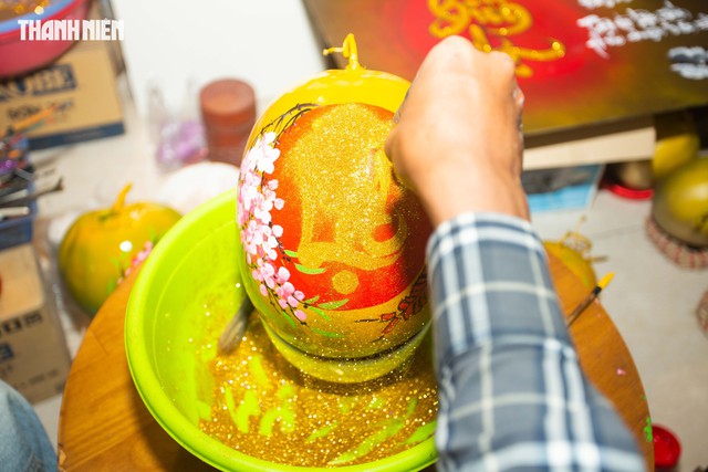 'Vẽ tết' l&ecirc;n tr&aacute;i dừa, kỹ sư trẻ ở Quảng Trị khoe t&agrave;i, kiếm th&ecirc;m tiền triệu- Ảnh 5.