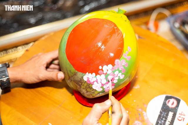 'Vẽ tết' l&ecirc;n tr&aacute;i dừa, kỹ sư trẻ ở Quảng Trị khoe t&agrave;i, kiếm th&ecirc;m tiền triệu- Ảnh 4.