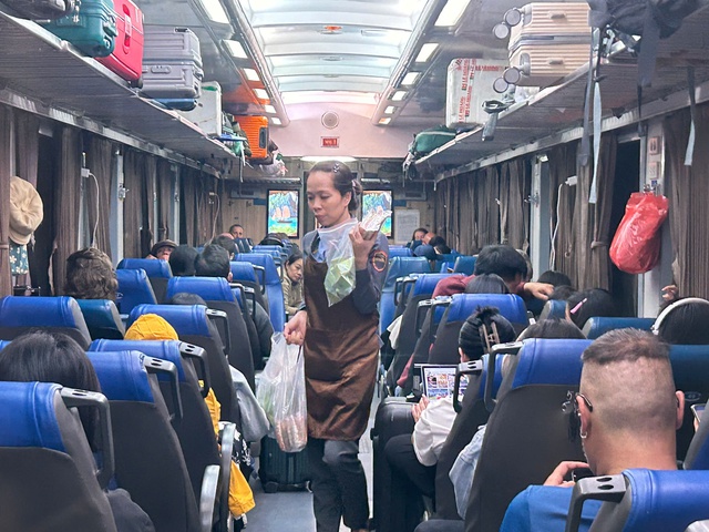 Đ&oacute;n tết tr&ecirc;n đường ray xe lửa: 'Quen rồi, t&ocirc;i thấy cũng vui'- Ảnh 2.