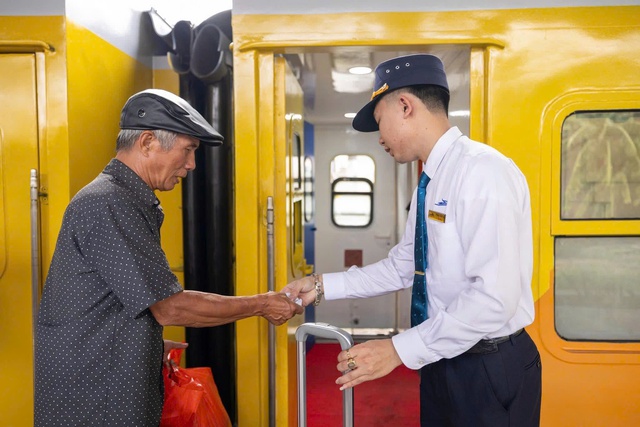 Đ&oacute;n tết tr&ecirc;n đường ray xe lửa: 'Quen rồi, t&ocirc;i thấy cũng vui'- Ảnh 3.