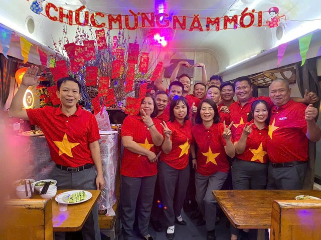 Đ&oacute;n tết tr&ecirc;n đường ray xe lửa: 'Quen rồi, t&ocirc;i thấy cũng vui'- Ảnh 4.