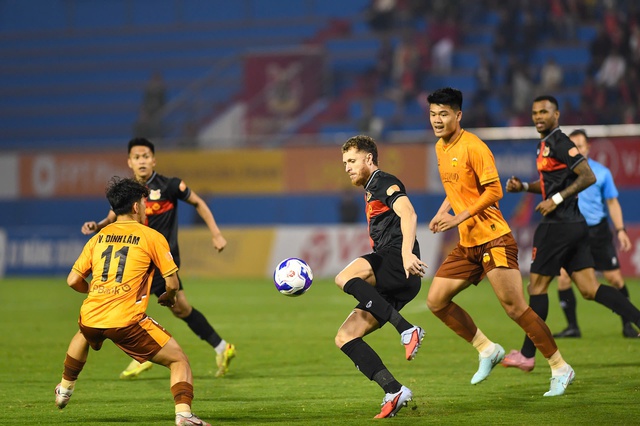 HAGL khiến V-League ngỡ ng&agrave;ng: 'B&oacute; đũa' kh&oacute; bẻ, thăng hoa tột độ nhờ...- Ảnh 2.