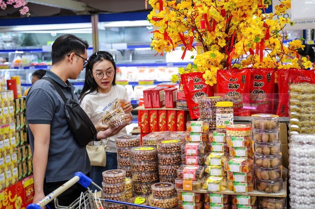 Kh&aacute;ch h&agrave;ng k&eacute;o đến si&ecirc;u thị mua sắm ng&agrave;y 21 th&aacute;ng chạp Tết B&iacute;nh Ngọ- Ảnh 5.