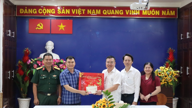 L&atilde;nh đạo TP.HCM thăm, ch&uacute;c tết c&aacute;c trung t&acirc;m chăm s&oacute;c trẻ em đặc biệt - Ảnh 2.
