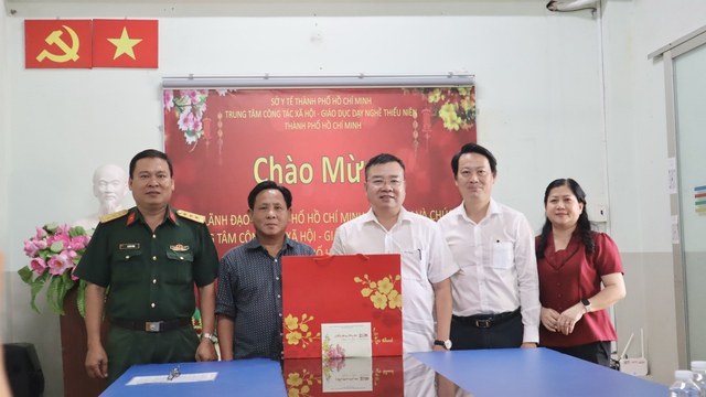 L&atilde;nh đạo TP.HCM thăm, ch&uacute;c tết c&aacute;c trung t&acirc;m chăm s&oacute;c trẻ em đặc biệt - Ảnh 1.