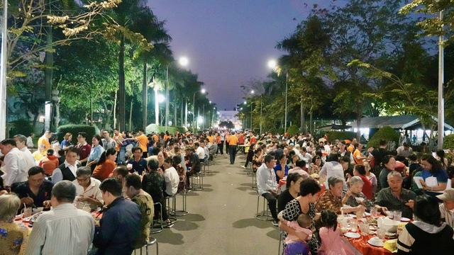 Bữa tiệc tất ni&ecirc;n ở g&oacute;c c&ocirc;ng vi&ecirc;n TP.HCM: Hơn 500 người d&acirc;n c&ugrave;ng ăn tết - Ảnh 1.