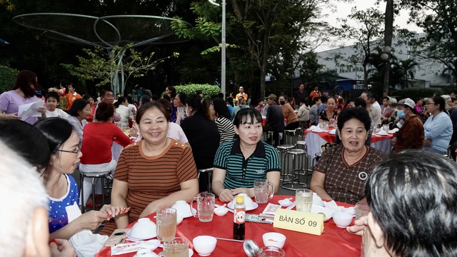 Bữa tiệc tất ni&ecirc;n ở g&oacute;c c&ocirc;ng vi&ecirc;n TP.HCM: Hơn 500 người d&acirc;n c&ugrave;ng ăn tết - Ảnh 2.