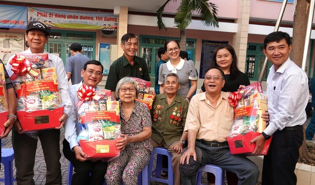 Bữa tiệc tất ni&ecirc;n ở g&oacute;c c&ocirc;ng vi&ecirc;n TP.HCM: Hơn 500 người d&acirc;n c&ugrave;ng ăn tết - Ảnh 3.