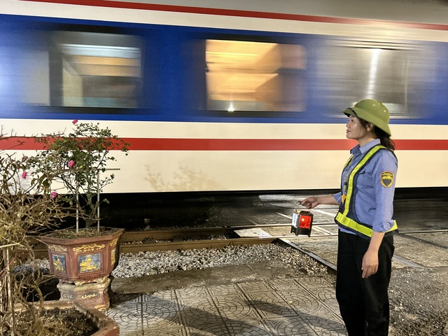 Đ&oacute;n tết tr&ecirc;n đường ray xe lửa: 'Quen rồi, t&ocirc;i thấy cũng vui'- Ảnh 6.