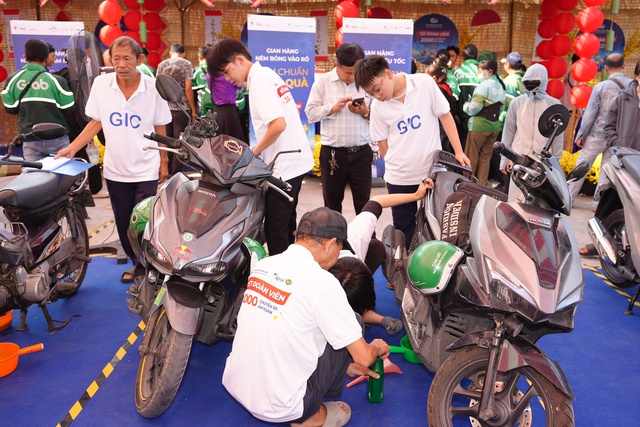 Thay nhớt xe miễn ph&iacute; v&agrave; tặng qu&agrave; cho h&agrave;ng ng&agrave;n c&ocirc;ng nh&acirc;n, người lao động - Ảnh 1.