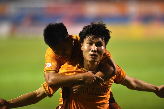 HAGL v&agrave; nh&oacute;m đua trụ hạng hồi sinh rực lửa, V-League đ&aacute;ng xem hơn nhiều- Ảnh 1.