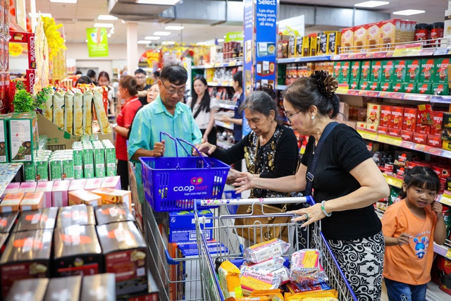 Kh&aacute;ch h&agrave;ng k&eacute;o đến si&ecirc;u thị mua sắm ng&agrave;y 21 th&aacute;ng chạp Tết B&iacute;nh Ngọ- Ảnh 3.