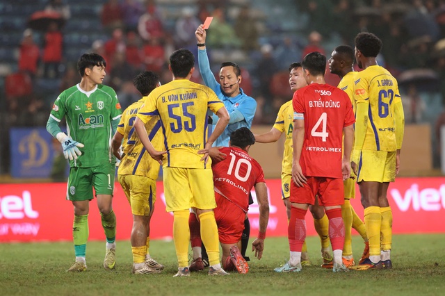 SLNA tạo địa chấn, thắng đậm chủ nh&agrave; Thể C&ocirc;ng Viettel 4-1: Sao U.23 Việt Nam Cao Văn B&igrave;nh qu&aacute; hay - Ảnh 5.