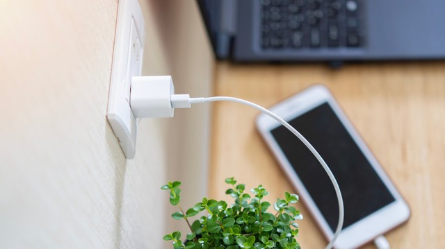 Thói quen khiến pin điện thoại 'chai' nhanh nhất bạn cần bỏ ngay - Ảnh 1.