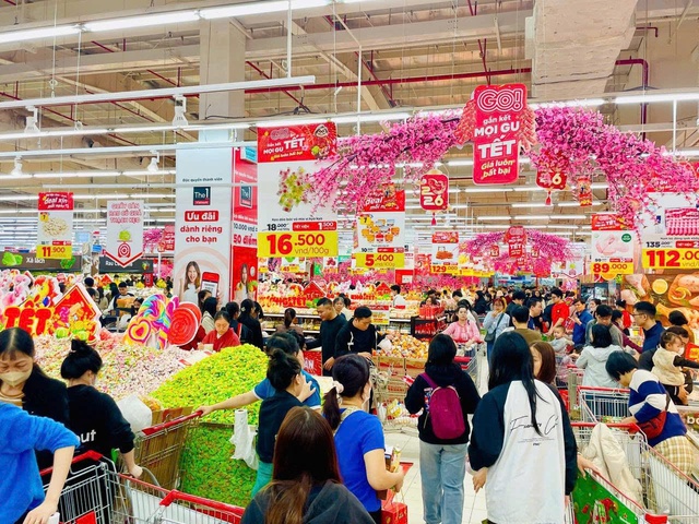 Kh&aacute;ch h&agrave;ng k&eacute;o đến si&ecirc;u thị mua sắm ng&agrave;y 21 th&aacute;ng chạp Tết B&iacute;nh Ngọ- Ảnh 1.