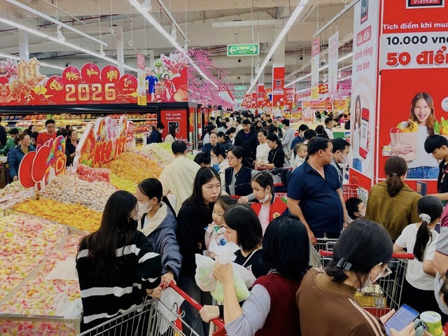 Kh&aacute;ch h&agrave;ng k&eacute;o đến si&ecirc;u thị mua sắm ng&agrave;y 21 th&aacute;ng chạp Tết B&iacute;nh Ngọ- Ảnh 2.