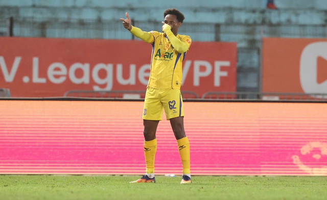 SLNA tạo địa chấn, thắng đậm chủ nh&agrave; Thể C&ocirc;ng Viettel 4-1: Sao U.23 Việt Nam Cao Văn B&igrave;nh qu&aacute; hay - Ảnh 1.