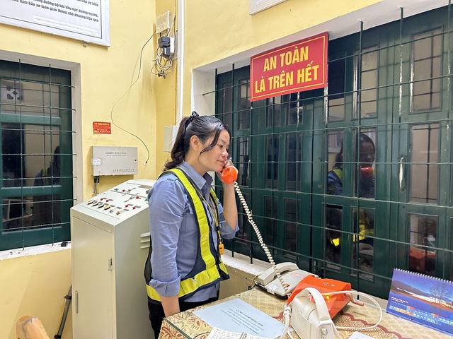 Đ&oacute;n tết tr&ecirc;n đường ray xe lửa: 'Quen rồi, t&ocirc;i thấy cũng vui'- Ảnh 5.