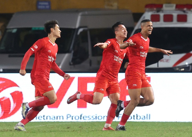 SLNA tạo địa chấn, thắng đậm chủ nh&agrave; Thể C&ocirc;ng Viettel 4-1: Sao U.23 Việt Nam Cao Văn B&igrave;nh qu&aacute; hay - Ảnh 3.