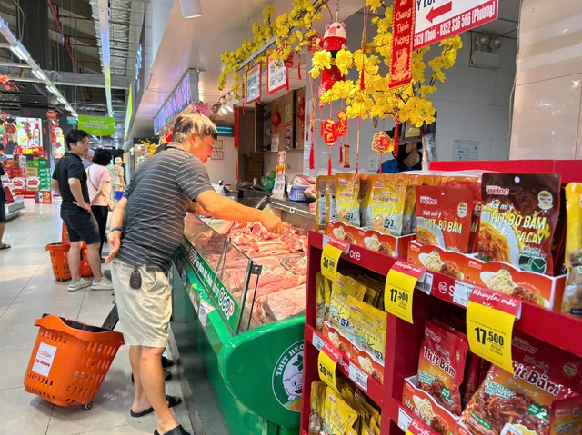 Kh&aacute;ch h&agrave;ng k&eacute;o đến si&ecirc;u thị mua sắm ng&agrave;y 21 th&aacute;ng chạp Tết B&iacute;nh Ngọ- Ảnh 10.