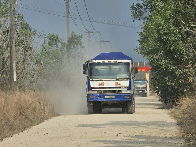 CSGT mật phục bắt xe ben chở đất "chất cao như n&uacute;i" ph&oacute;ng bạt mạng tr&ecirc;n đường - Ảnh 1.