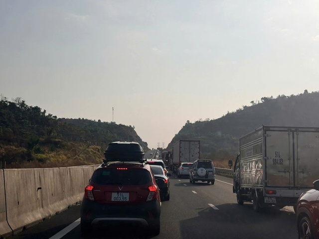 Mất thời gian, vất vả nhưng sao nhiều người vẫn chọn l&aacute;i xe về qu&ecirc; dịp Tết? - Ảnh 1.