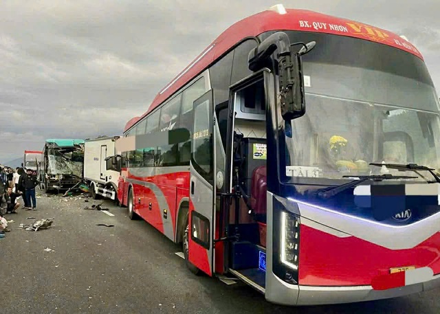 Tai nạn li&ecirc;n ho&agrave;n tr&ecirc;n cao tốc V&acirc;n Phong &ndash; Nha Trang - Ảnh 2.