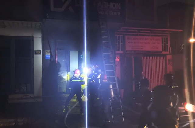TP.HCM: Ch&aacute;y nh&agrave; kết hợp kinh doanh, cảnh s&aacute;t giải cứu 4 người - Ảnh 2.