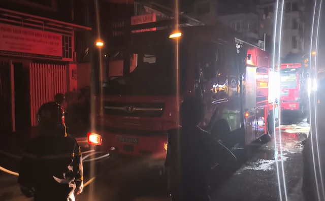 TP.HCM: Ch&aacute;y nh&agrave; kết hợp kinh doanh, cảnh s&aacute;t giải cứu 4 người - Ảnh 3.