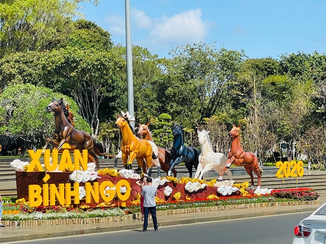Linh vật B&aacute;t m&atilde; th&agrave;nh điểm check-in h&uacute;t kh&aacute;ch dịp Tết B&iacute;nh Ngọ tại t&acirc;y Gia Lai- Ảnh 4.