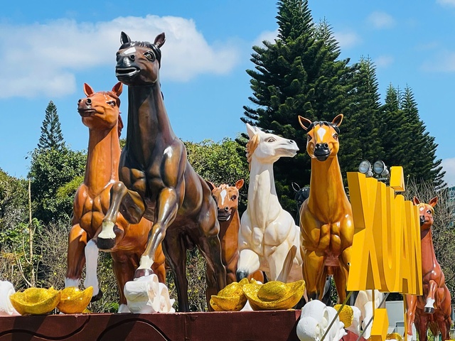 Linh vật B&aacute;t m&atilde; th&agrave;nh điểm check-in h&uacute;t kh&aacute;ch dịp Tết B&iacute;nh Ngọ tại t&acirc;y Gia Lai- Ảnh 5.