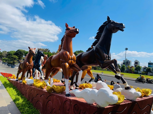 Linh vật B&aacute;t m&atilde; th&agrave;nh điểm check-in h&uacute;t kh&aacute;ch dịp Tết B&iacute;nh Ngọ tại t&acirc;y Gia Lai- Ảnh 3.