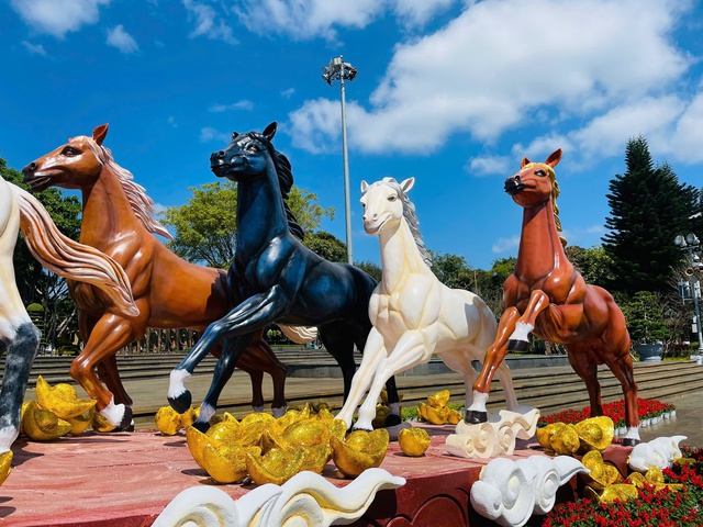 Linh vật B&aacute;t m&atilde; th&agrave;nh điểm check-in h&uacute;t kh&aacute;ch dịp Tết B&iacute;nh Ngọ tại t&acirc;y Gia Lai- Ảnh 2.