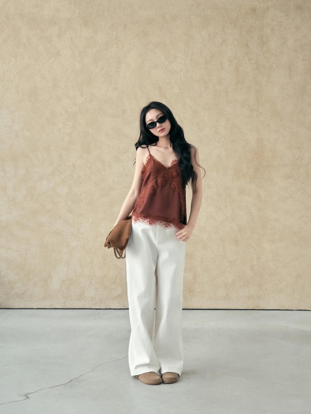 Khoe vai trần gợi cảm cùng áo hai dây lụa tinh tế- Ảnh 1.