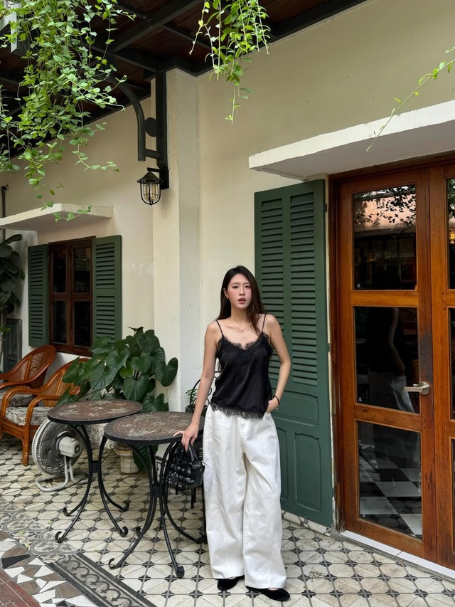 Khoe vai trần gợi cảm cùng áo hai dây lụa tinh tế- Ảnh 3.