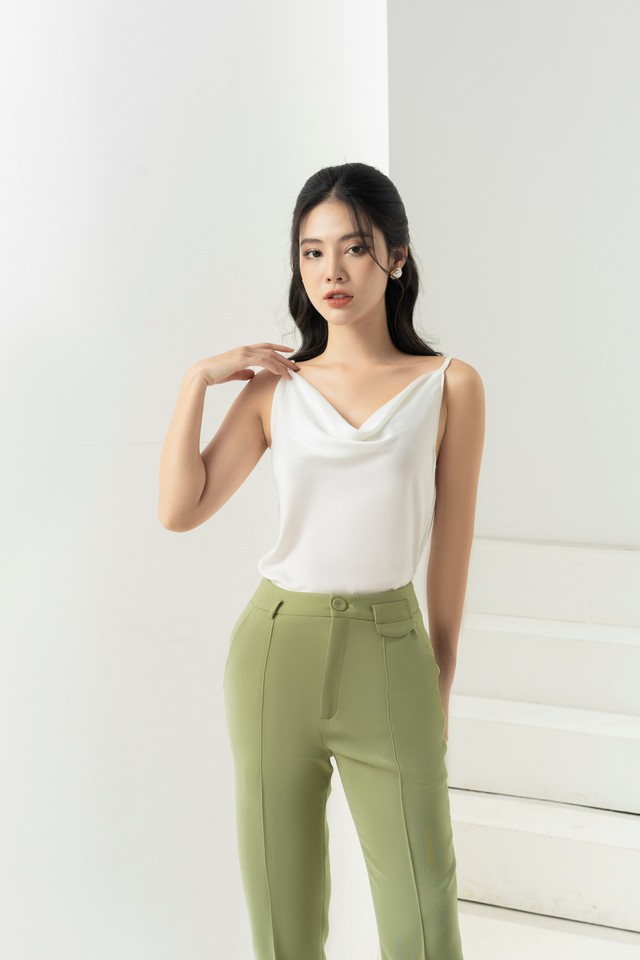 Khoe vai trần gợi cảm cùng áo hai dây lụa tinh tế- Ảnh 4.