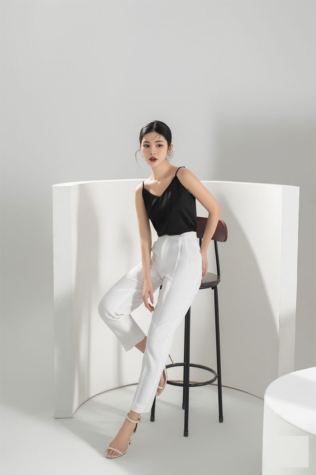 Khoe vai trần gợi cảm cùng áo hai dây lụa tinh tế- Ảnh 5.