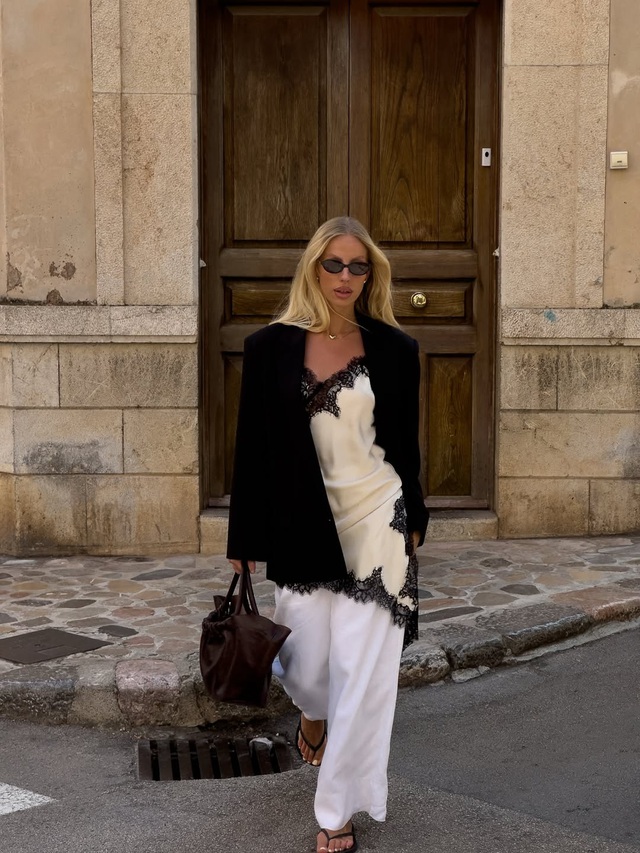 Khoe vai trần gợi cảm cùng áo hai dây lụa tinh tế- Ảnh 7.